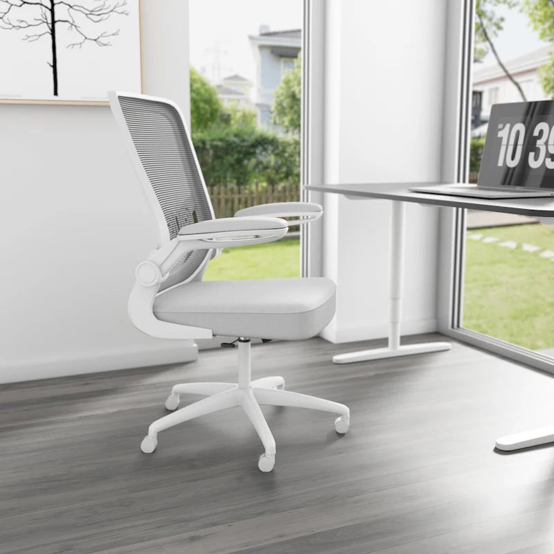 Chaise de bureau ergonomique avec accoudoirs relevables et dossier en maille