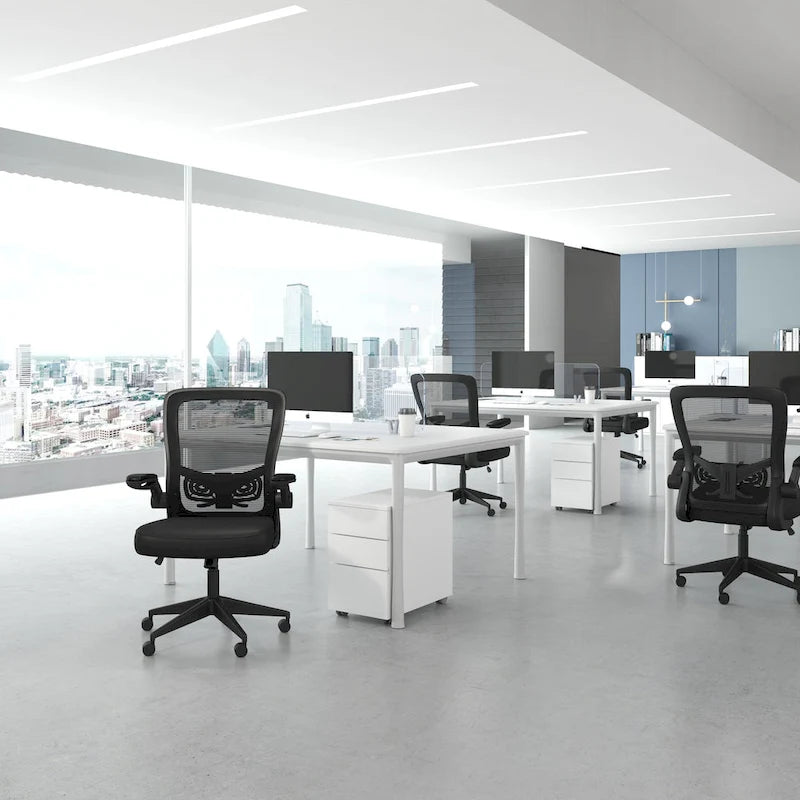 Chaise de bureau ergonomique avec accoudoirs relevables et dossier en maille